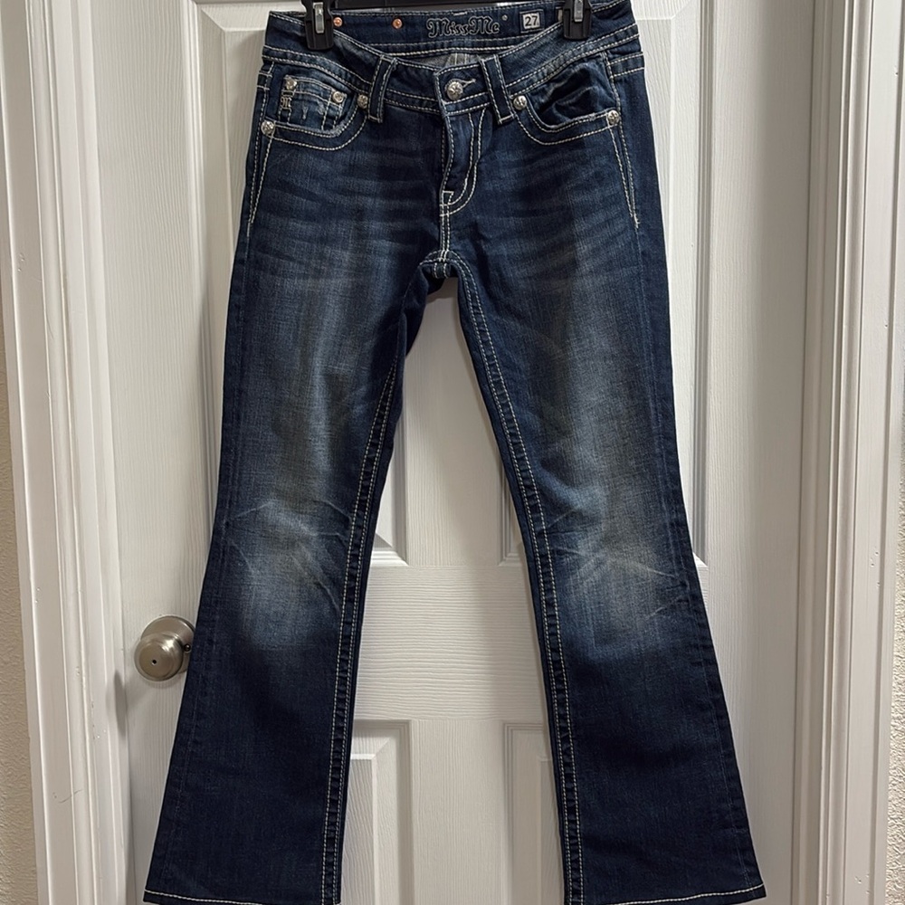 Miss me jeans, size 27 x 32, beautiful design on the back, almost brand new
